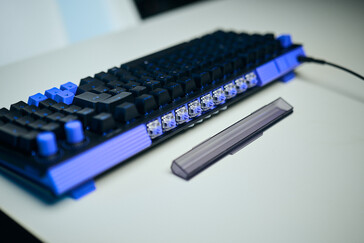 An der Rückseite der Tastatur finden die mitgelieferten analogen Taster Platz …