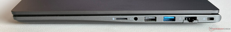 Rechts: microSD-Kartensteckplatz, 3,5-mm-Stereo-Klinkenstecker, USB-A 2.0, USB-A 3.2 (5 Gbit/s), Gigabit-Ethernet, Sicherungssteckplatz