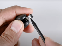 Der Akku kann einfach aus den Fairbuds herausgedrückt werden. (Bild: iFixit)