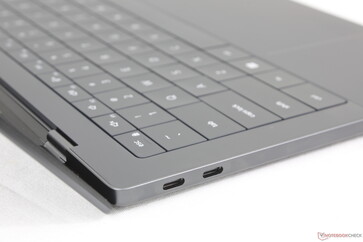 Die Scharniersteifigkeit ist gut, Öffnung auf ein Maximum von nur ~140 Grad begrenzt