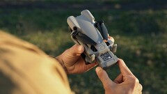 Erste Tester stellen bereits Bilder zur DJI Mini 5 Pro ins Netz, Leaker liefern jede Menge hochwertiges Marketing-Material. (Bildquelle: @GeorgeFoxCinem1, editiert)