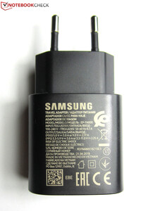 Das mitgelieferte USB-C-Netzteil (25 W)