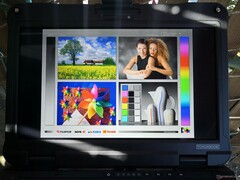 Draußen im Schatten. Der Bildschirm ist unter den meisten Außenbedingungen gut sichtbar