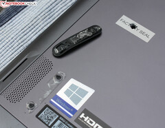 Zuvor muss man erkennen, unter den Standfüßen befinden sich die Schrauben nicht.