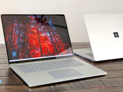 Amazon markiert das Snapdragon X Elite Modell des Microsoft Surface Laptop 7 kurzfristig als oft retourniertes Gerät. (Bildquelle: Notebookcheck)