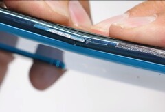 Das war leider nichts: In JerryRigEverythings Bendtest versagt das OnePlus Nord und entblößt seine Schwachstellen.