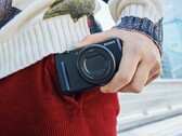 Die Sony ZV-1 II kombiniert einen Sensor im 1 Zoll Format mit einem 18 – 50 mm Zoom-Objektiv und praktischen Video-Features. (Bild: Sony)