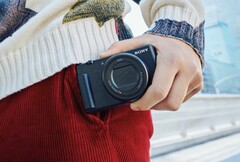 Die Sony ZV-1 II kombiniert einen Sensor im 1 Zoll Format mit einem 18 – 50 mm Zoom-Objektiv und praktischen Video-Features. (Bild: Sony)