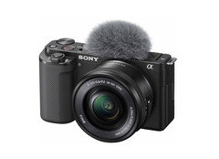 Die Sony ZV-E10 richtet sich vor allem an Vlogger, die Produktion wird zumindest vorübergehend gestoppt. (Bild: Sony)