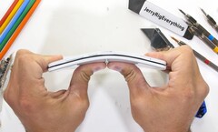 Sehr flexibel, das Surface Duo und das ohne flexiblem Display: Microsofts Dual-Display-Handy im JRE Durability-Test.