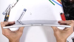 Noch nicht gebrochen: Auch das neue Surface Pro von Microsoft muss sich einem Bendtest stellen.