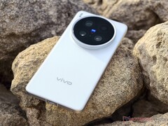 Der Nachfolger des Vivo X200 Ultra wird laut Zertifizierung auch global starten, aber offenbar den Kamera-Button an der Seite verlieren. (Bildquelle: Notebookcheck)