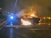 Xiaomi SU7: Nach einem Monster-Crash ging das E-Auto in Feuer auf. Der Fahrer blieb im SU7 trotz Rettungsversuche eingeschlossen und verstarb (Bild: hk01, Augenzeugenbericht).
