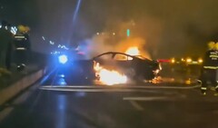 Xiaomi SU7: Nach einem Monster-Crash ging das E-Auto in Feuer auf. Der Fahrer blieb im SU7 trotz Rettungsversuche eingeschlossen und verstarb (Bild: hk01, Augenzeugenbericht).