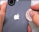Ein Durability-Tester nimmt das reguläre iPhone 17 unter die Lupe, nach dem iPhone Air und dem iPhone 17 Pro. (Bildquelle: JerryRigEverything)