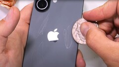 Ein Durability-Tester nimmt das reguläre iPhone 17 unter die Lupe, nach dem iPhone Air und dem iPhone 17 Pro. (Bildquelle: JerryRigEverything)