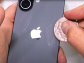 Ein Durability-Tester nimmt das reguläre iPhone 17 unter die Lupe, nach dem iPhone Air und dem iPhone 17 Pro. (Bildquelle: JerryRigEverything)