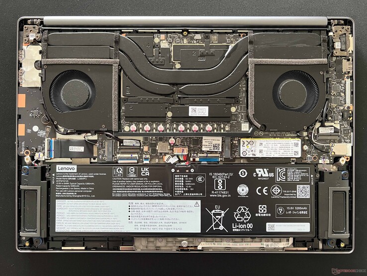 Yoga Pro 9 16IMH9 RTX 4070 im Vergleich, um keine großen internen Unterschiede zu zeigen