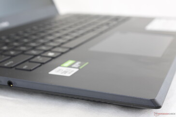 Glatter Kunststoff-Tastaturdeckel im Gegensatz zum ZenBook aus Metall