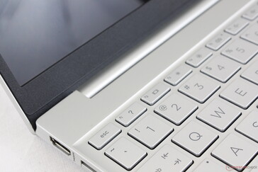 Die inneren Bildschirmränder bestehen aus Kunststoff und wirken billiger als der restliche Laptop.