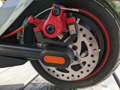 Zwei Scheiben mit 120 Millimeter Durchmesser schaffen sehr gute Verzögerungswerte