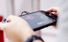 Das Display der Nintendo Switch 2 wird mit einer Folie geschützt, die nicht entfernt werden sollte. (Bildquelle: Nintendo)