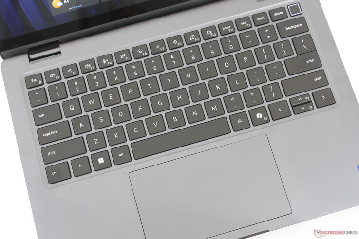 Die Tasten sind etwas größer und bieten ein deutlicheres Feedback als die Tasten des älteren Latitude 7450 2-in-1. 12,5 x 7,2 cm großes Clickpad