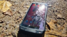 Selbst auf höchster Helligkeitsstufe kommt es zu Spiegelungen