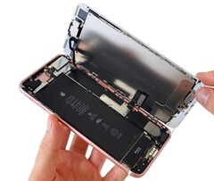 So schaut das derzeit vergriffene iPhone 7-Plus-Modell von innen aus.