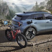 Der neue Ford Explorer Collection kombiniert die exklusive Lackierung in Cactus Grey mit einem erstarkten LFP-Akku und bringt eine vollwertige 230-Volt-Steckdose direkt in den Kofferraum.