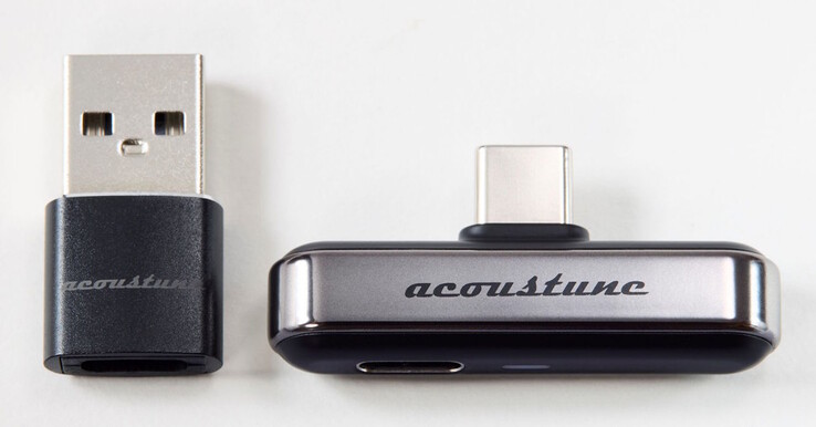 Ein USB-C-auf-USB-A-Adapter gehört zum Lieferumfang des Acoustune ATX001 Bluetooth-Transmitters.