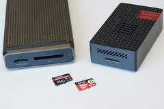 MicroSD-Express-Karten mit jeweils passendem Lesegerät: Lexars Play-Pro-Karten (rechts) sind verschwunden. Die Sandisk-Karten (links) noch verfügbar. (Bildquelle: Andreas Sebayang/Notebookcheck.com)