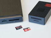 MicroSD-Express-Karten mit jeweils passendem Lesegerät: Lexars Play-Pro-Karten (rechts) sind verschwunden. Die Sandisk-Karten (links) noch verfügbar. (Bildquelle: Andreas Sebayang/Notebookcheck.com)