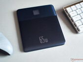 Die Baseus Blade 2 Powerbank setzt auf ein flaches Gehäuse mit einem Metallrahmen. (Bild: Notebookcheck)