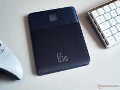 Die Baseus Blade 2 Powerbank setzt auf ein flaches Gehäuse mit einem Metallrahmen. (Bild: Notebookcheck)