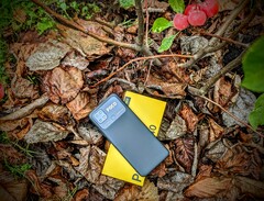 Schick sieht es aus, das Poco C40 mit seiner Kunstlederoberfläche. Auch der große Akku ist toll, aber man muss auch einige Kröten schlucken...