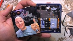 Der Teardown des Galaxy Z Flip 7 beweist, dass Samsungs Klapphandy alles andere als staubdicht ist. (Bildquelle: JerryRigEverything)