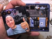 Der Teardown des Galaxy Z Flip 7 beweist, dass Samsungs Klapphandy alles andere als staubdicht ist. (Bildquelle: JerryRigEverything)