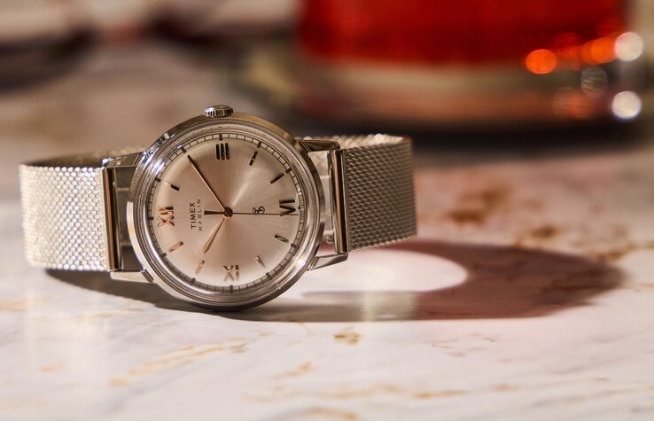 Die Variante mit silbernem Zifferblatt verfügt über ein poliertes Edelstahlgehäuse, ein gewölbtes Acrylglas und ein dazu passendes Milanaise-Armband.