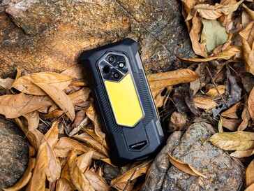 Verbaut sind eine große LED und eine Nachtsichtkamera