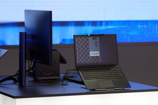 Kvadra NAU LP14 Ultrabook mit einem externen Monitor