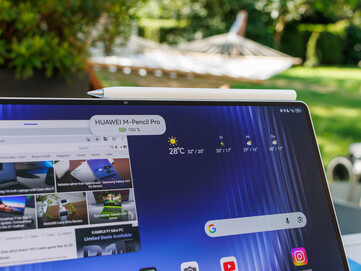Der M-Pencil Pro arretiert an der Oberkante des Tablets ...