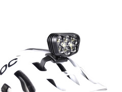 Die Alpha von Lupine setzt neue Bestmarken bei Leuchtweite und Leuchtkraft für Helmlampen.