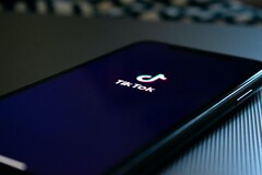 TikTok scheint nicht mehr zu stoppen zu sein: Die App wurde bereits zwei Milliarden mal heruntergeladen. (Bild: Kon Karampelas, Unsplash)