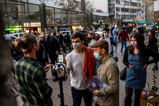 Der Augen-Scan mit dem Worldcoin Orb soll auf öffentlich zugänglichen Plätzen stattfinden und Nutzer mit kostenlosem Crypto belohnen (Bilder: Worldcoin)