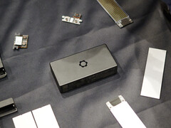 Der neue Powerbrick von Framework bietet 180 Watt auf einem einzigen Anschluss. (Foto: Andreas Sebayang/Notebookcheck.com)