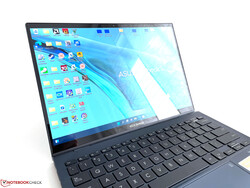 Fenster oder Lichtquellen können auch in Innenräumen Reflexionen verursachen.