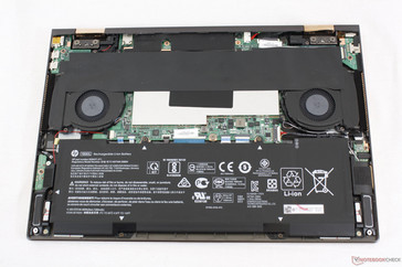 HP Spectre x360 15 2018. Die M.2-Festplatte ist unter Flachbandkabeln versteckt und etwas schwer zu erreichen.