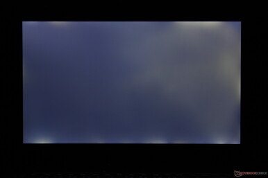 Das Display ist zwar mit 1.000 Nits superhell, aber das starke Backlight Bleeding könnte noch verbessert werden