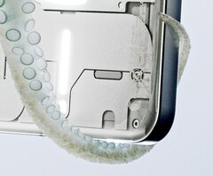 Das Nothing Phone (2) setzt auf einen ähnlichen Look wie sein Vorgänger. (Bild: Nothing)